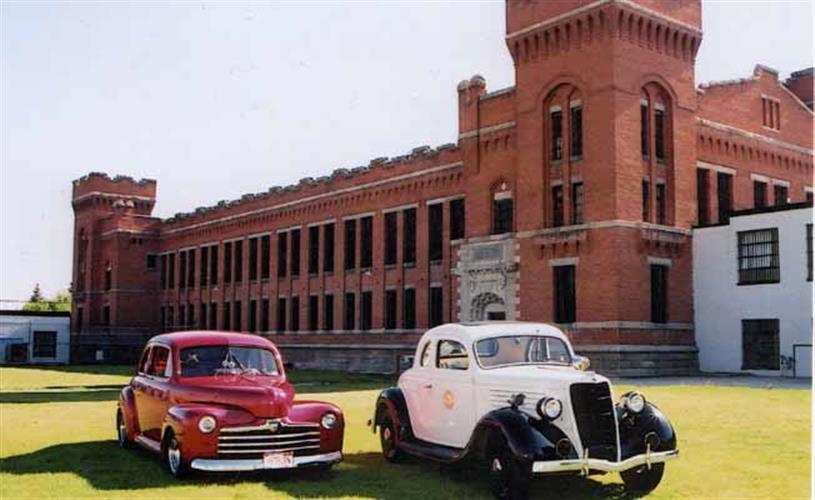 Montana Auto Museum: old cars in front of prison