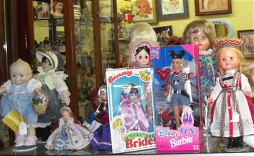 Golden Girls Antique Mall: dolls