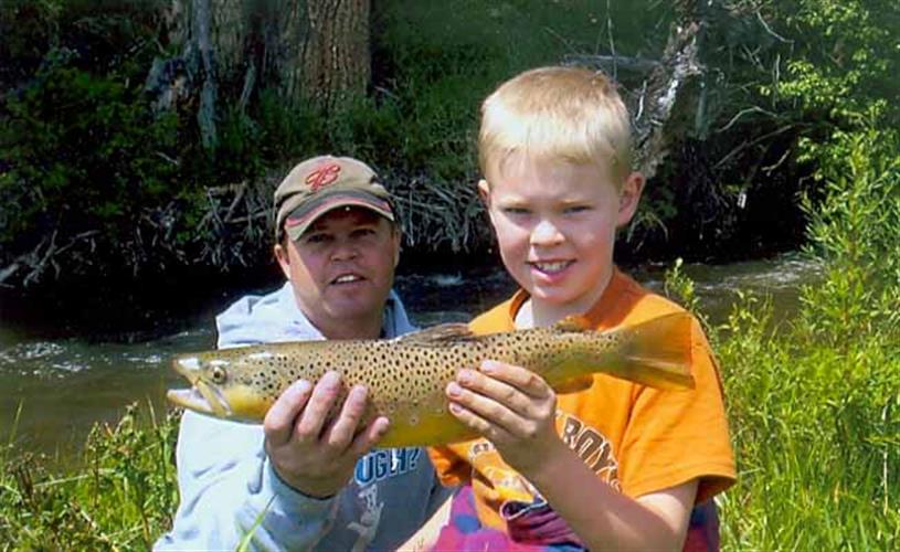 Flume Creek Lodge: boy with fish