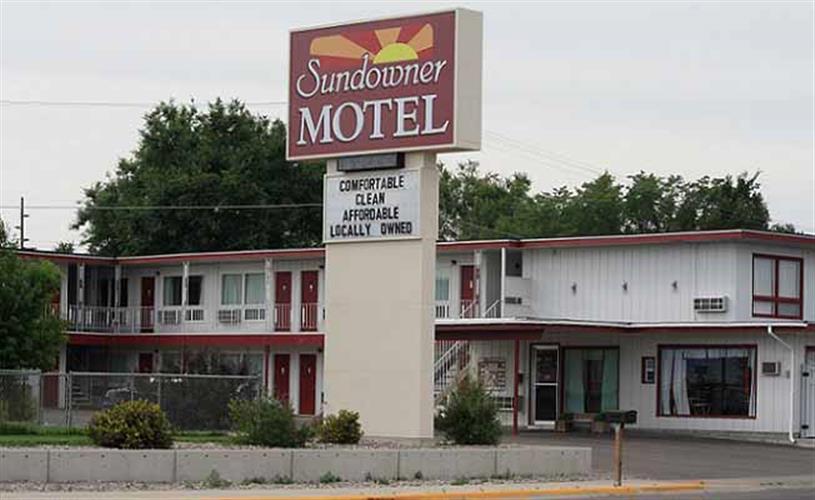 Sundowner Motel: exterior