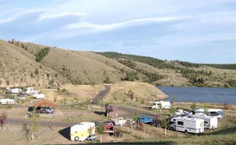 Devil's Elbow Campground: lake and campers
