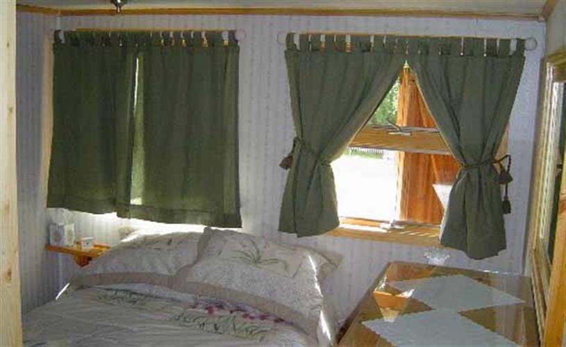 Pony Creek Side Cabin: bedroom