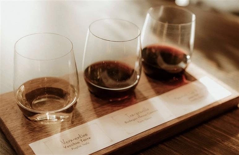 THE BIGHORN Bottle Shop & Wine Bar: 