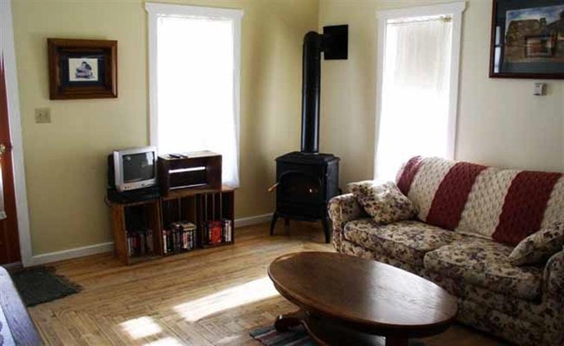 Wisdom Cabin: living room