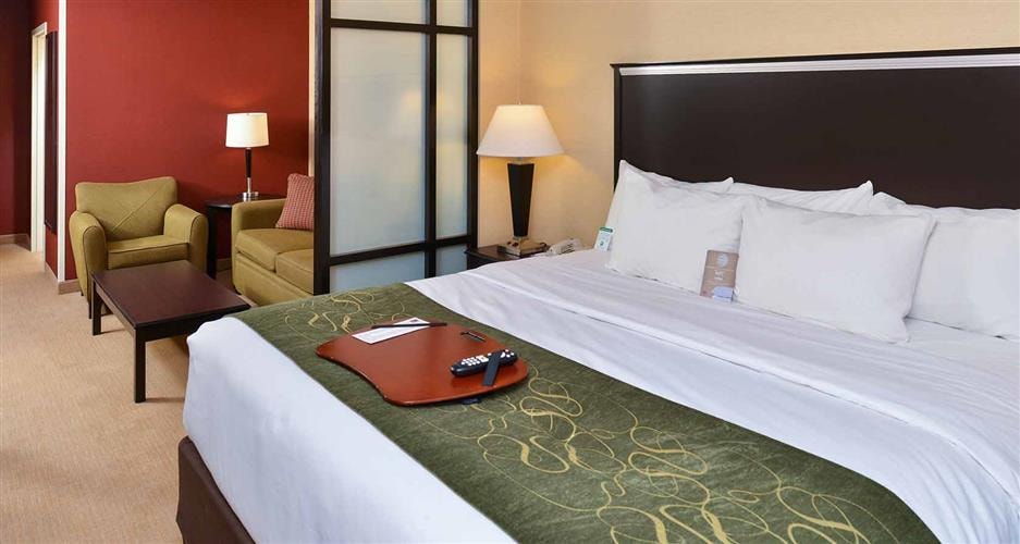 Comfort Suites Airport: 