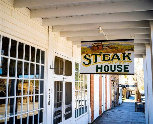 Wells Fargo Bar & Grill: 