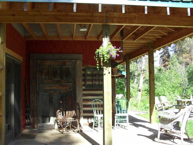 Creekside Cabin: porch