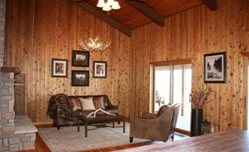 Madison River Vacation Rental: living room