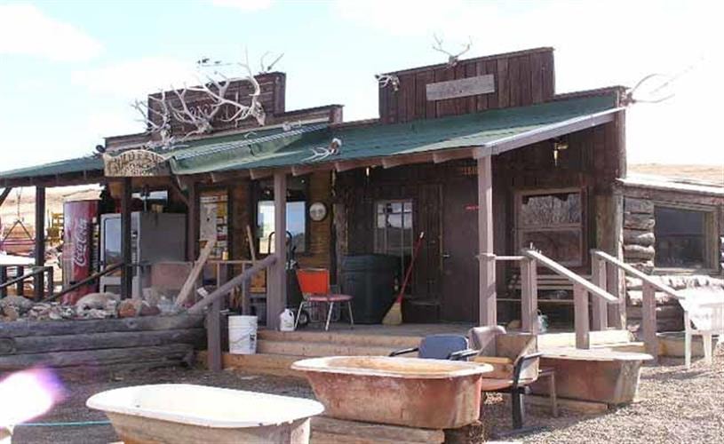 Spokane Bar Sapphire Mine and Gold Fever Rock Shop: Outside with tubs