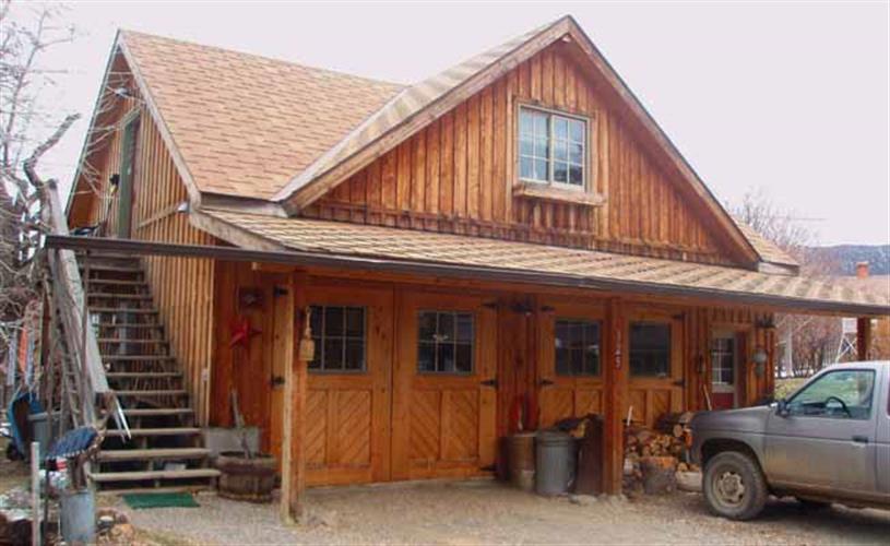 The Carriage House: exterior