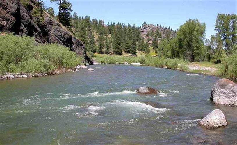 Two Feathers Lodge: Dearborn River