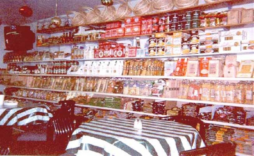 Front Street Market Eatery: Tables & shelves