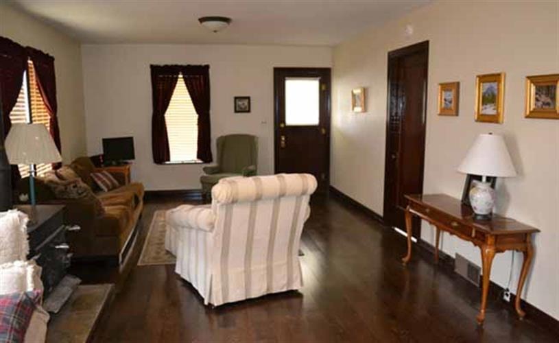 The Steffens Street House: living room
