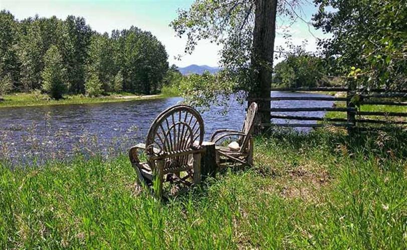 Liar's Lodge at Big Hole River Ranch: by the river