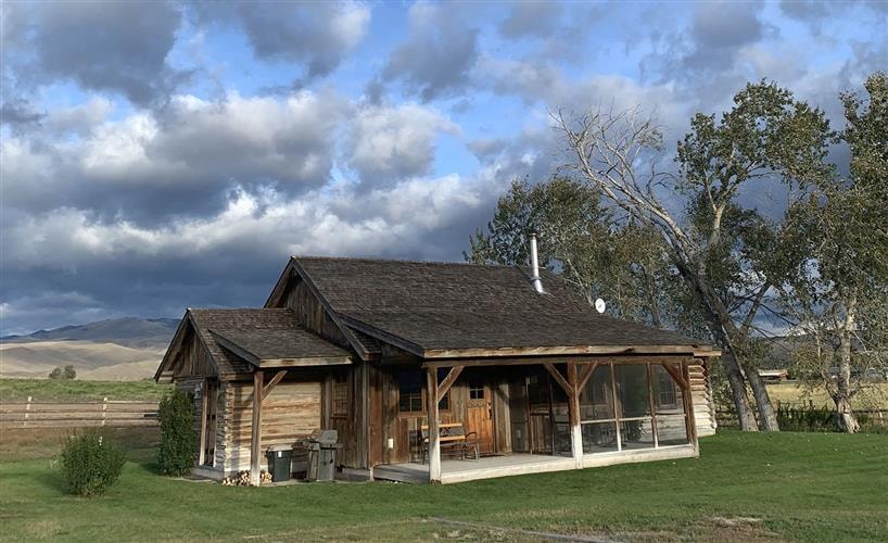 J Bar L Ranch Fishing Cabin: 