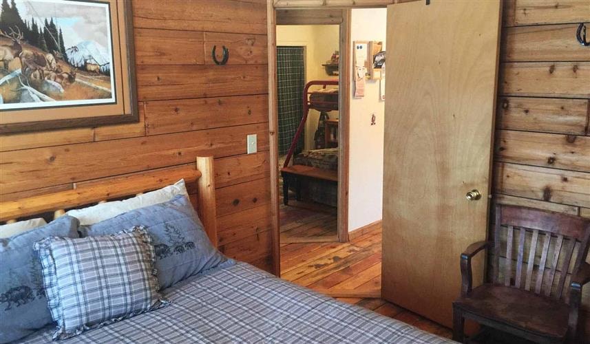 Whispering Pines Guest Cabin: 