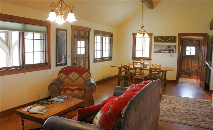 J Bar L Ranch Fishing Cabin: 