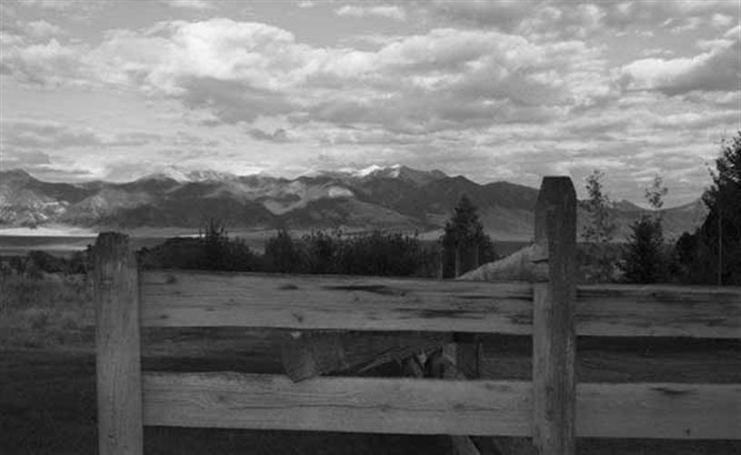 Madison River Vacation Rental: house fence