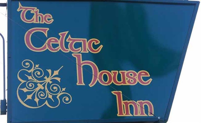 Celtic House Inn: sign