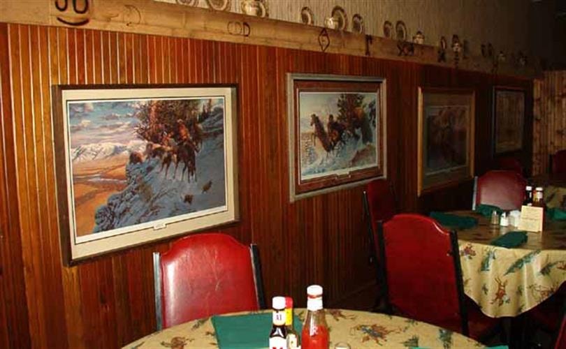 Broken Arrow Casino & Steak House: tables and paintings