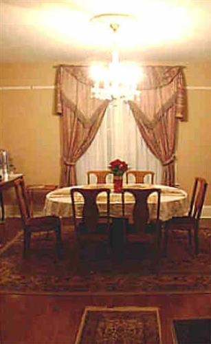 Sleepy Senator Tourist House: dining room