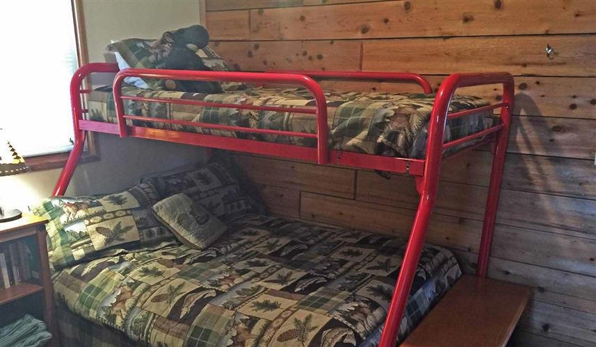 Whispering Pines Guest Cabin: 