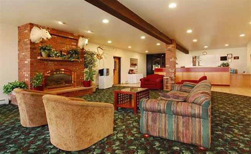 Quality Inn: fireplace in lobby