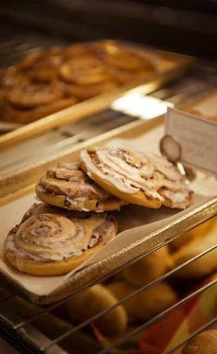 Park Avenue Bakery & Cafe: cinnamon rolls