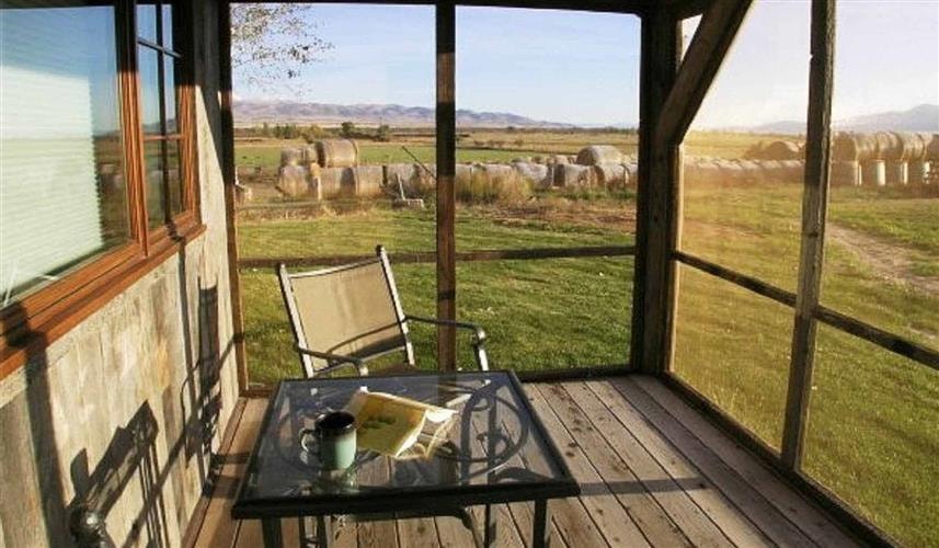 Twin Bridges Fishing Cabin: 