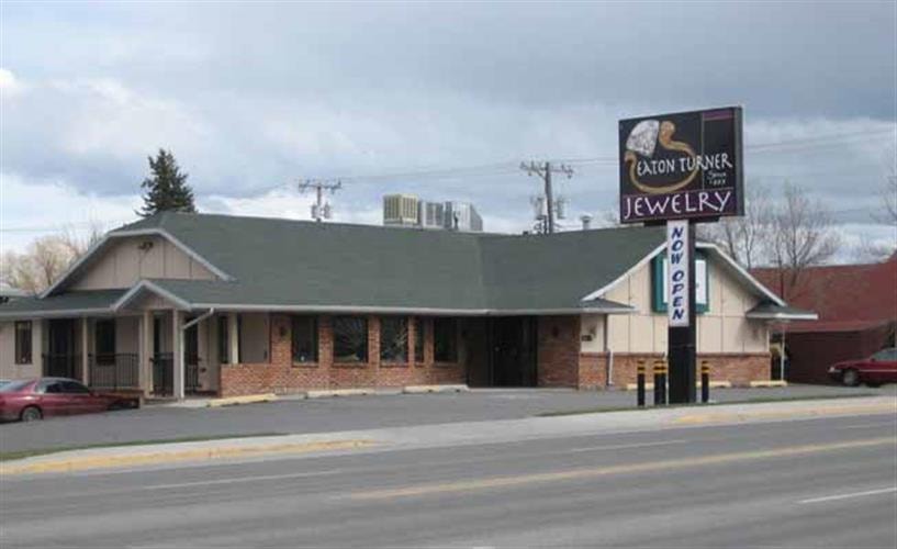Eaton Turner Jewelry: exterior of store