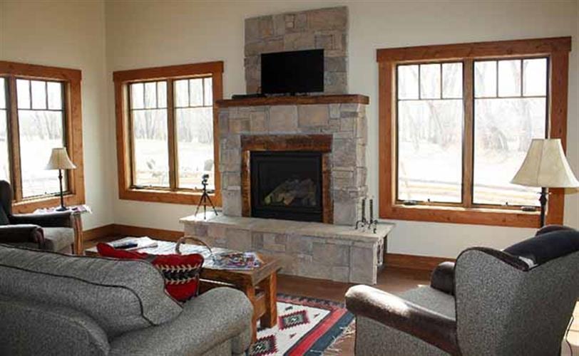 Liar's Lodge at Big Hole River Ranch: living room