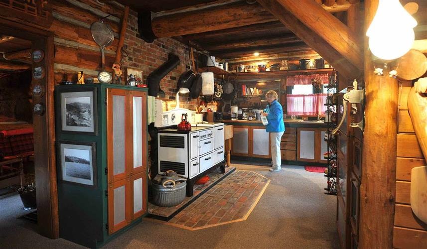 Canyon Ferry Lake Historic Cabin: 