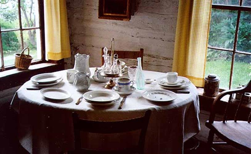Pioneer Cabin: dining room