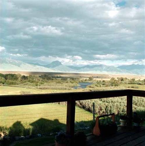 9T9 Ranch B&B: Madison Mountain Range