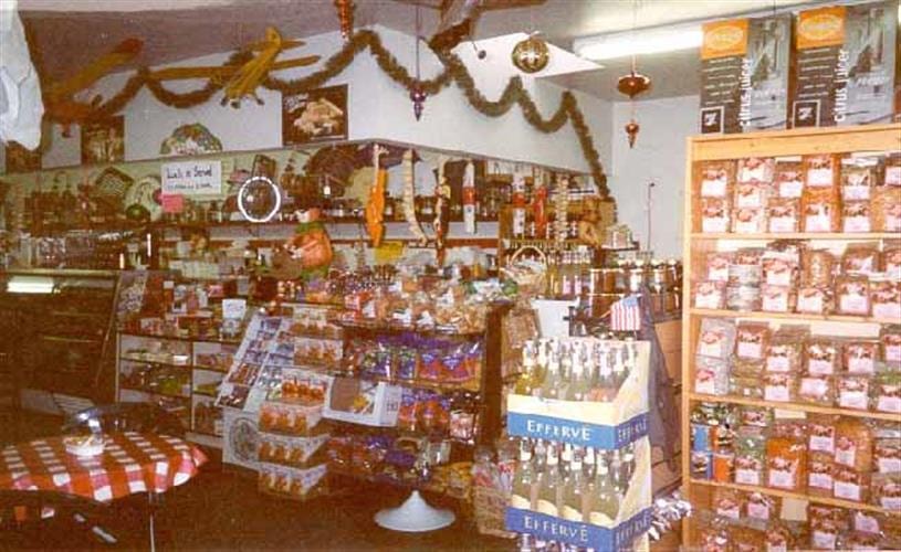 Front Street Market Eatery: Interior w/counter