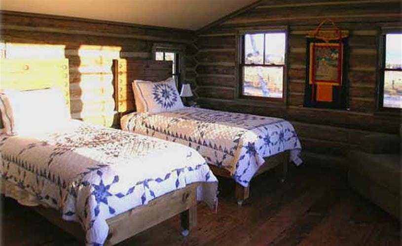 J Bar L Ranch Fishing Cabin: 
