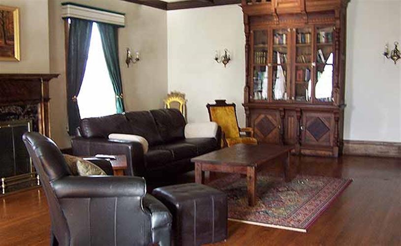 Hodgens Ryan Mansion: living room