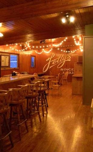 The Crossing Bar & Grill: fetty bar