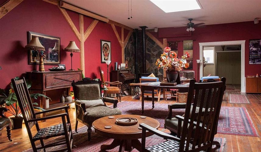 The Broadway Hotel: reception area