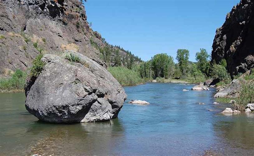 Two Feathers Lodge: Dearborn River