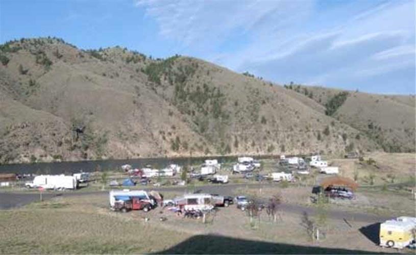 Devil's Elbow Campground: campers