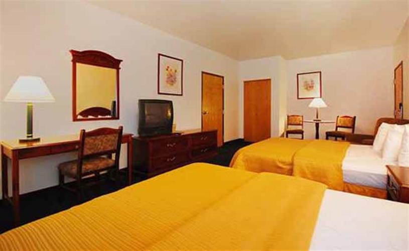 Quality Inn: guest room desk area