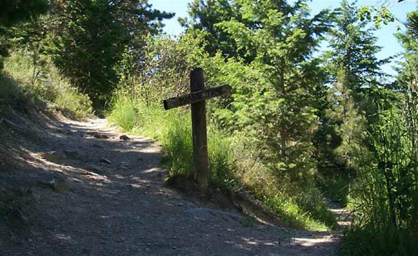 Mount Helena City Park: junction of 1906 and Prairie Trail