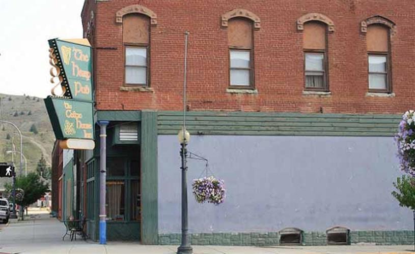 Celtic House Inn: exterior of building
