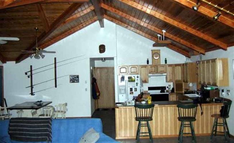 Riverfront House: kitchen