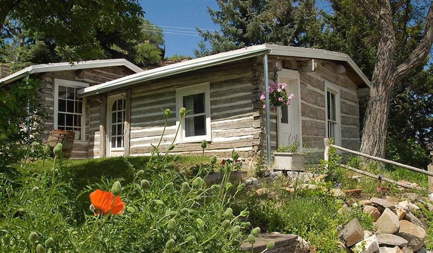 Pioneer Cabin: exterior of cabin