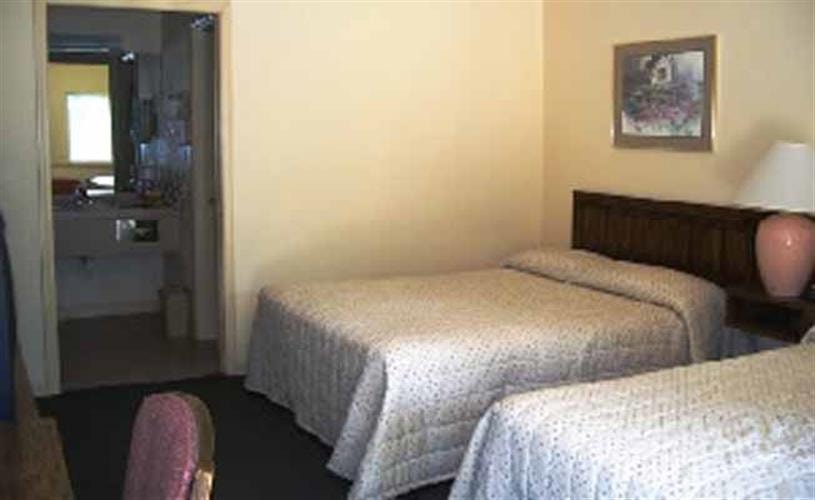 Motel 6: guest room