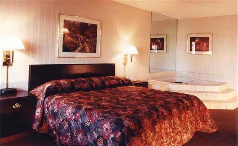 Fairfield Inn & Suites: room