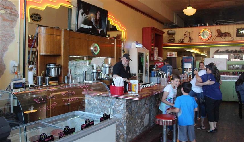 Doe Brother's Restaurant and Soda Fountain: 