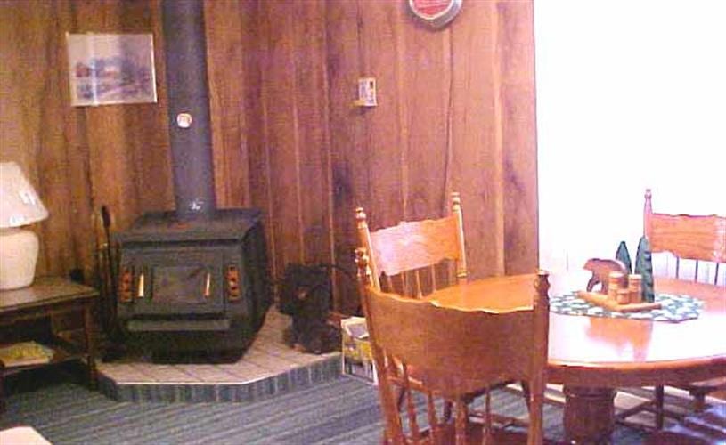 Blackfoot River Cabin: table